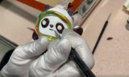 吃瓜冰墩墩,萌态十足，冬日里的可爱担当