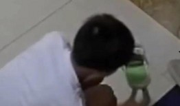 男孩蹲下吃瓜头像,夏日悠闲时光