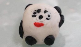 吃瓜冰墩墩,萌态十足，冬日里的可爱担当