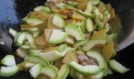 吃角瓜大便发黑,角瓜饮食与大便变黑之谜探究