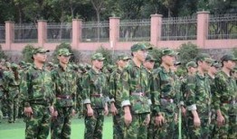 军训吊带跳舞吃瓜现场,吃瓜群众围观欢乐现场