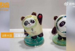 吃瓜冰墩墩,萌态十足，冬日里的可爱担当