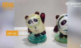 吃瓜冰墩墩,萌态十足，冬日里的可爱担当