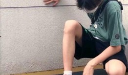 男孩蹲下吃瓜头像,夏日悠闲时光