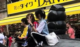 日本街头吃瓜,瓜味飘香，民众热议不断