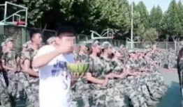 军训吊带跳舞吃瓜现场,吃瓜群众围观欢乐现场