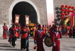 青州古城帐篷吃瓜,青州古城帐篷下的夏日吃瓜盛宴