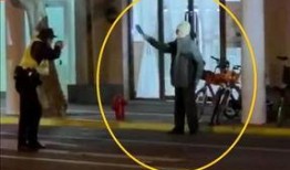 警察拿枪吃瓜,一场意外引发的思考