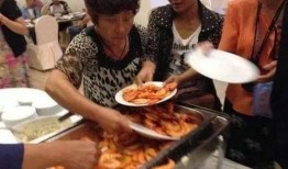 电梯门口大妈吃瓜,揭秘社区生活百态