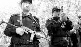 警察拿枪吃瓜,一场意外引发的思考