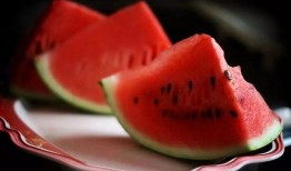 西瓜条子吃瓜,夏日消暑美食，吃瓜新风尚