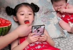 女儿和爸爸吃瓜