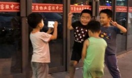 男孩蹲下吃瓜头像,夏日悠闲时光