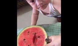 儿童吃瓜正确姿势,掌握正确姿势，呵护宝宝健康